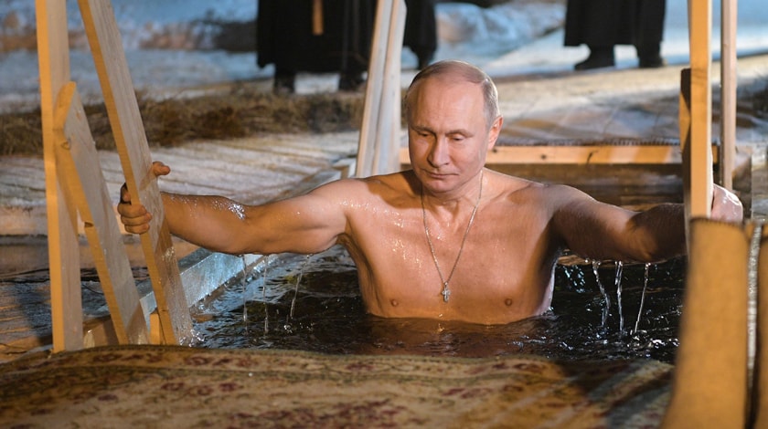 Российский лидер принял участие в традиционном крещенском купании undefined