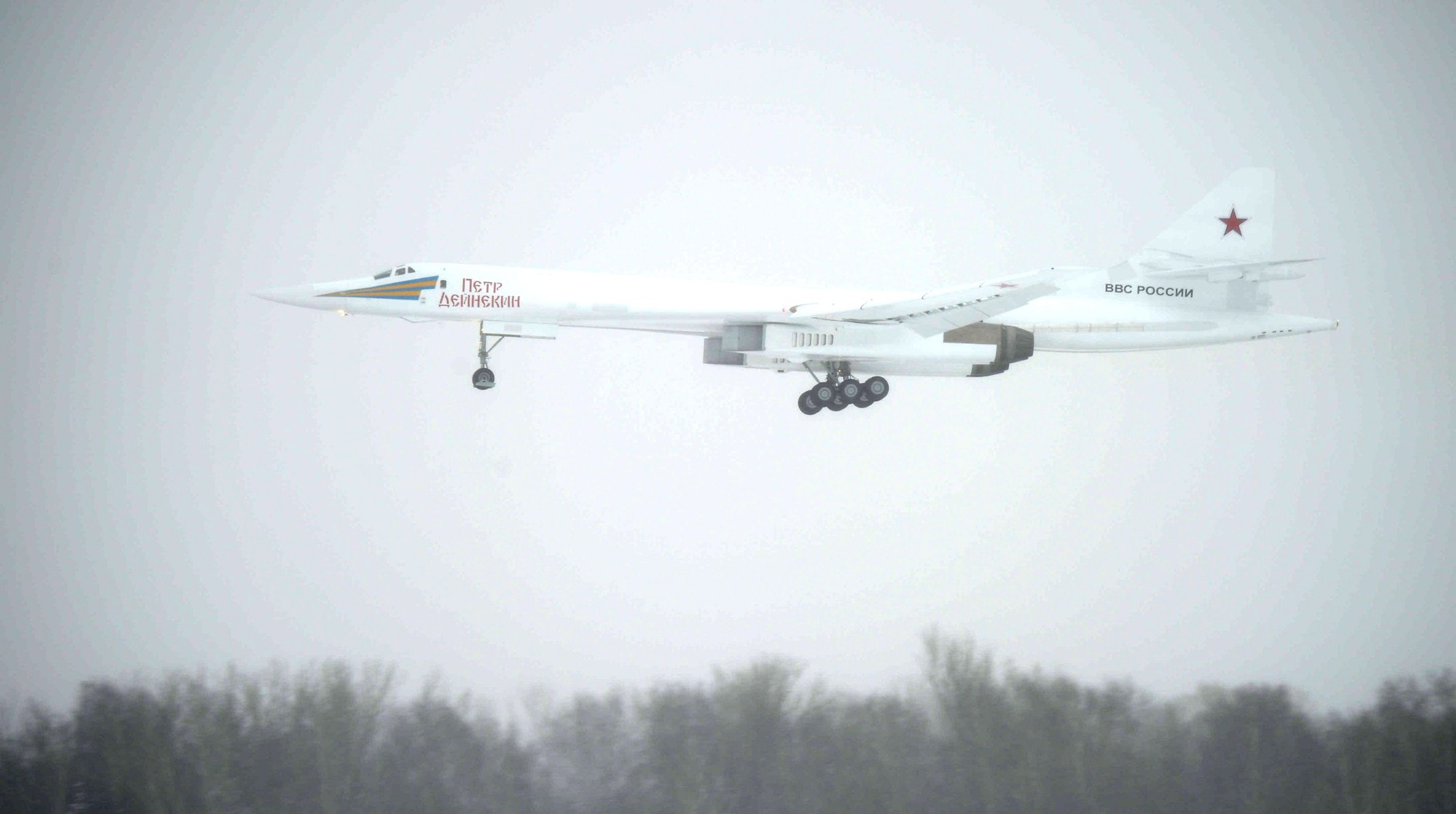 В Казани впервые после десятилетнего перерыва в производстве взлетел бомбардировщик Ту-160. «Шторм» вспомнил путь самого мощного в истории сверхзвукового самолета Фото: © GLOBAL LOOK press