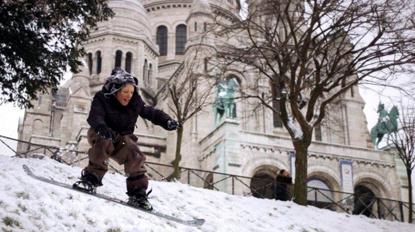 Dailystorm - Парижане катаются на лыжах с Монмартра после снегопада