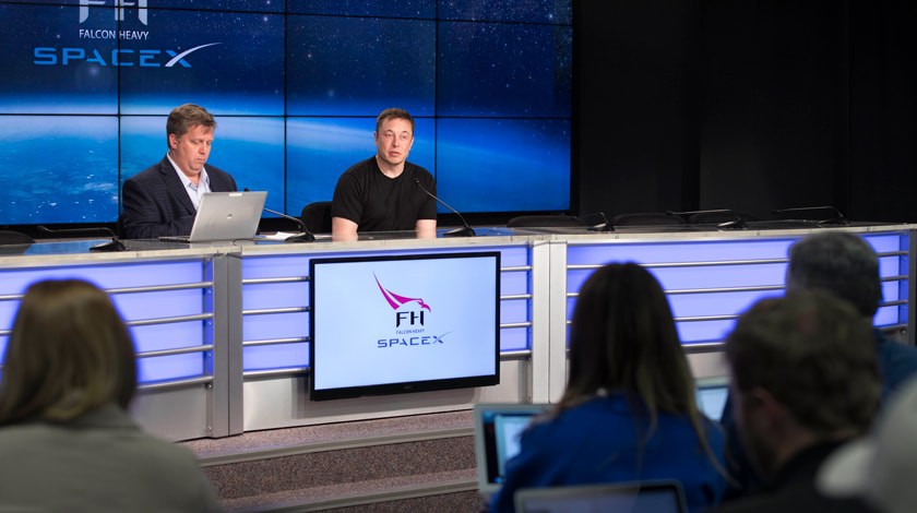 Илона Маск, справа, выступает на пресс-конференции после запуска ракета Falcon 9 SpaceX