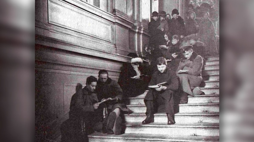 Читатели на ступеньках Публичной Библиотеки. 1920-е годы.