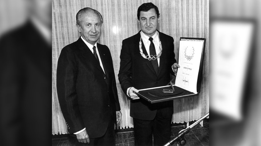Председатель Adidas Хорст Дасслер принимает олимпийский орден президента МОК 1984 г.