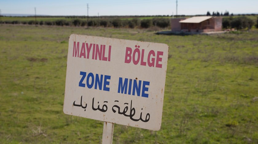 Знак предупреждения о наземных минах на сирийско-турецкой границе