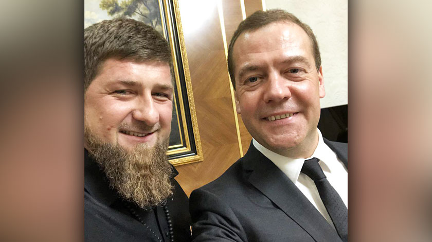Глава Чечни держал телефон, а премьер нажал на кнопку «сделать фото» Скриншот © Daily Storm