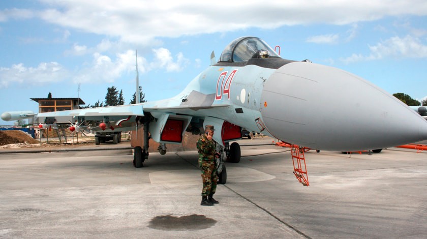 Российский воздушно-боевой истребитель типа Су-35 на авиабазе Хамаим, Сирия