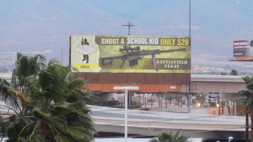 Художники заменили надпись на плакате с рекламой тира в Лас-Вегасе undefined