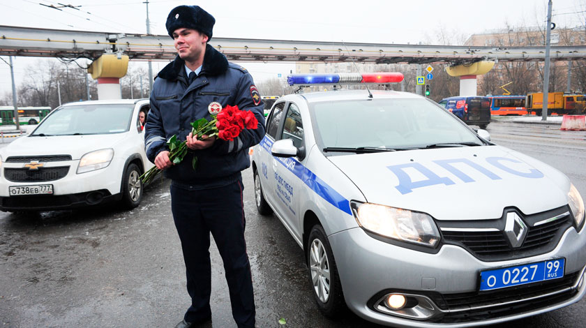 Москвичек за рулем будут останавливать, чтобы подарить им цветы в честь 8 Марта Фото: © Агентство Москва/Любимов Андрей
