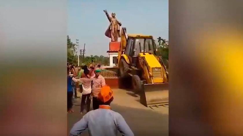 Dailystorm - В Индии снесли бульдозером статую Ленина