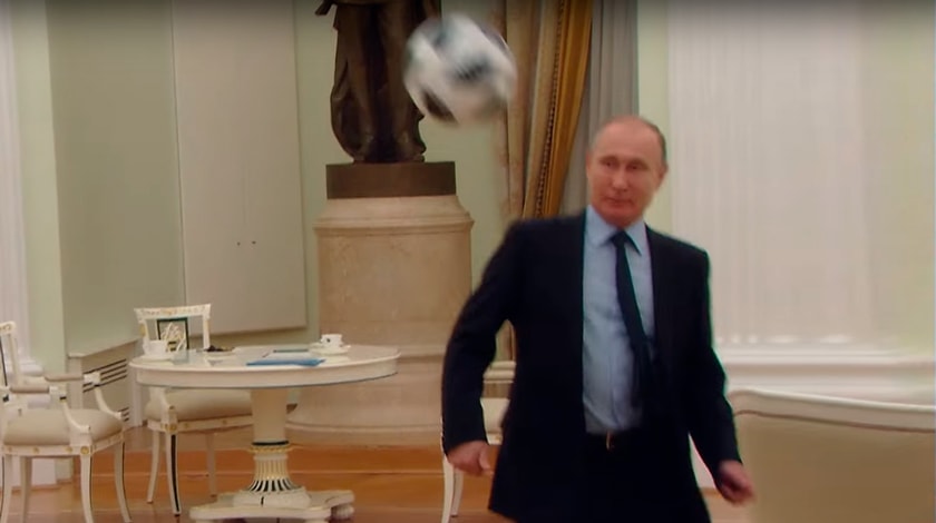 Президент России нанес сотый удар по мячу в ролике для ЧМ-2018 Скриншот © Daily Storm