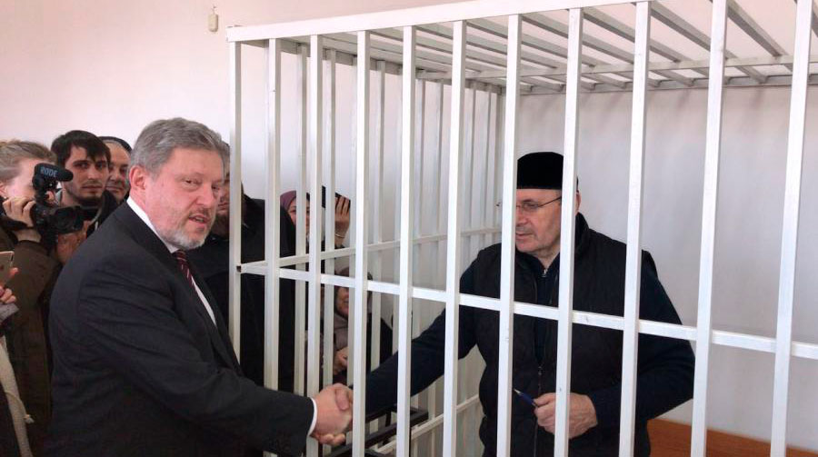 Явлинский и компания не стали слушать оглашение приговора сотруднику «Мемориала» в Чечне — постояли перед СМИ и улетели undefined