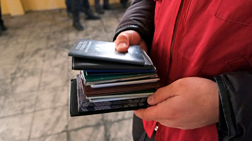 Мошенники продавали поддельные документы мигрантам, приехавшим в Россию на заработки Фото: © Агентство Москва