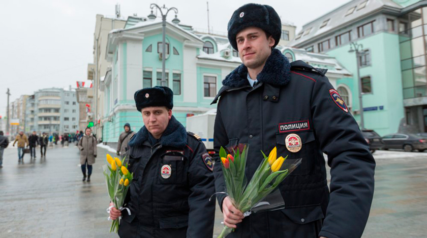 Представительницам прекрасного пола прочитали стихи и подарили цветы Фото: © Агентство Москва