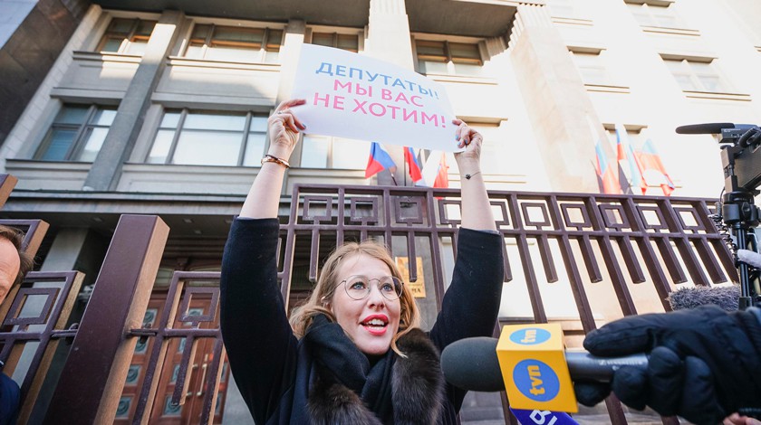 Dailystorm - Собчак провела одиночный пикет у Госдумы против домогательств депутатов