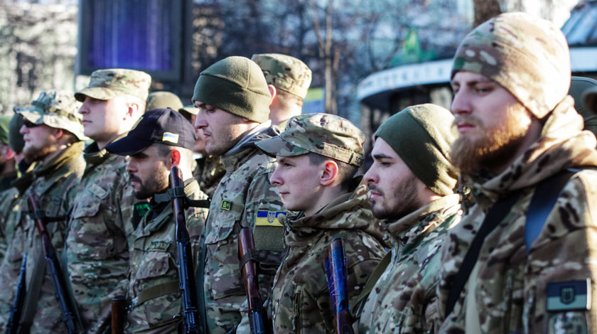 Бойцы нацгвардии Украины оцепили вход в здание дипмиссии Фото: © GLOBAL LOOK press/Sergii Kharchenko