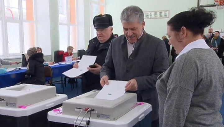Кандидат от КПРФ проголосовал на участке в Совхозе имени Ленина Скриншот © Daily Storm