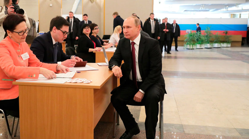 Действующий президент отдал свой голос на избирательном участке в Российской академии наук undefined
