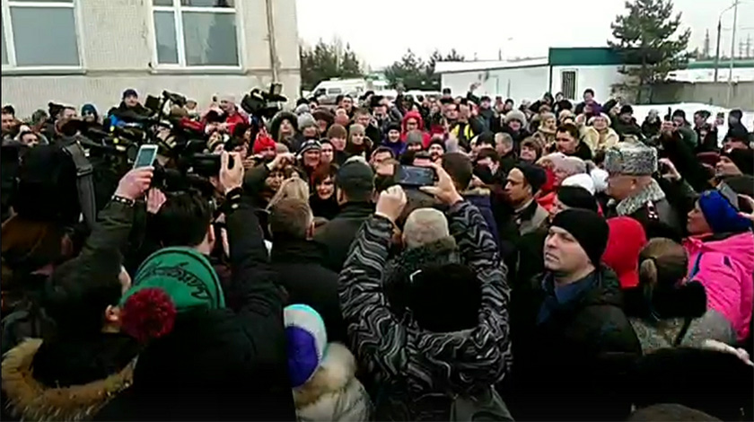 Евгений Гаврилов получил по лицу, а губернатор Андрей Воробьев успел зайти в здание местной больницы Фото: © GLOBAL LOOK press