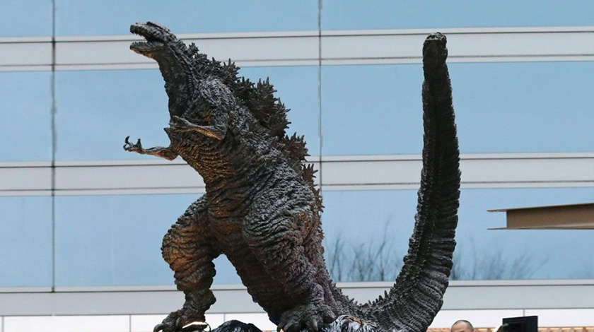В центре Токио установили устрашающую фигуру гигантского монстра-мутанта из кинофильма Фото: © twitter.com/tokyodailynews0