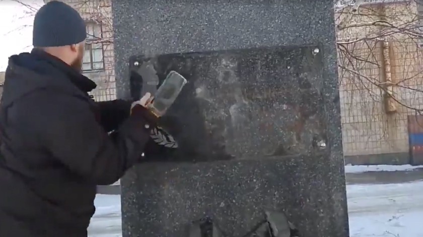 Dailystorm - Украинцы сняли на видео разрушение памятника генералу Ватутину