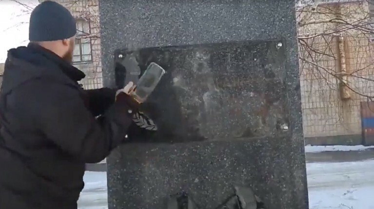 Украинцы сняли на видео разрушение памятника генералу Ватутину — Daily Storm