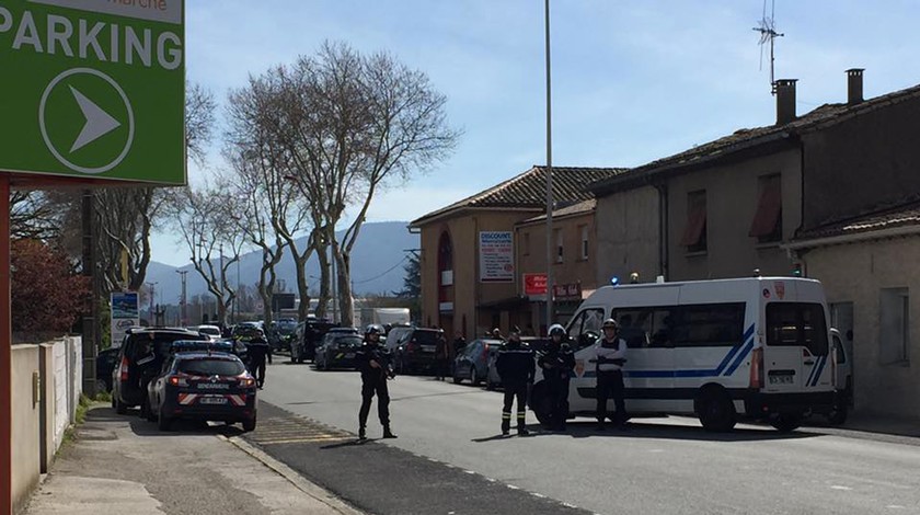Dailystorm - Во Франции террористы захватили в заложники десятки посетителей супермаркета
