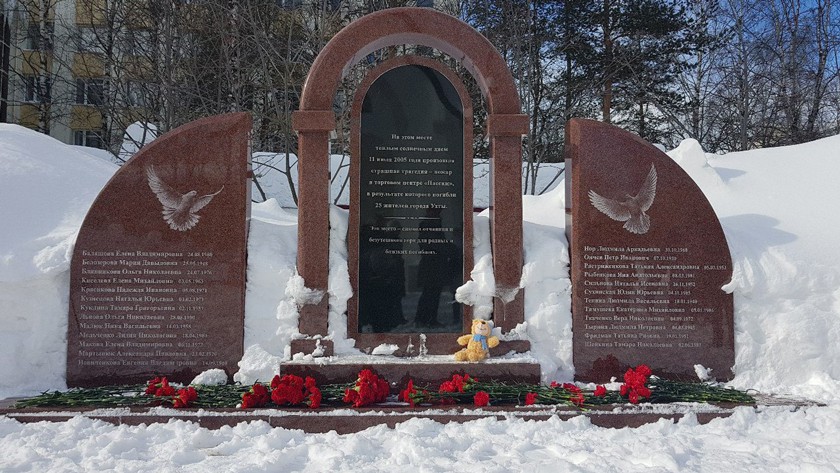 В Ухте на месте сгоревшего ТЦ «Пассаж» почтили память погибших в Кемерово