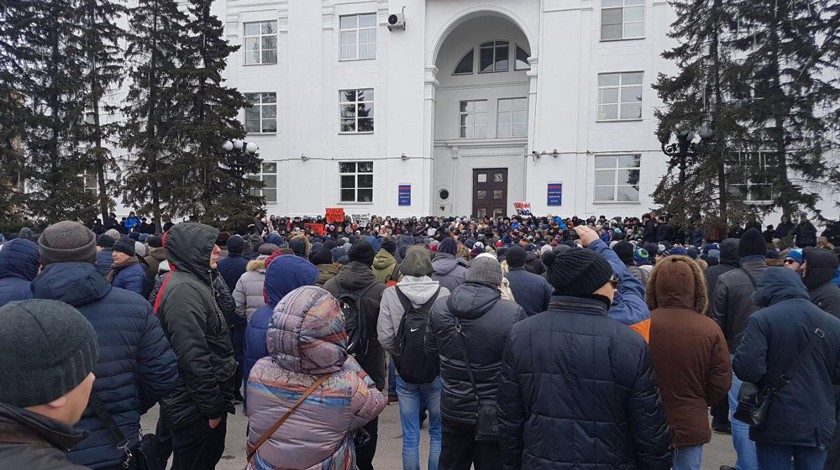 Dailystorm - В Кемерове на митинге требуют отставки Тулеева и встречи с Путиным