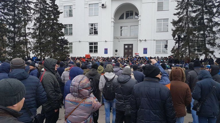 В Кемерове на митинге требуют отставки Тулеева и встречи с Путиным — Daily Storm