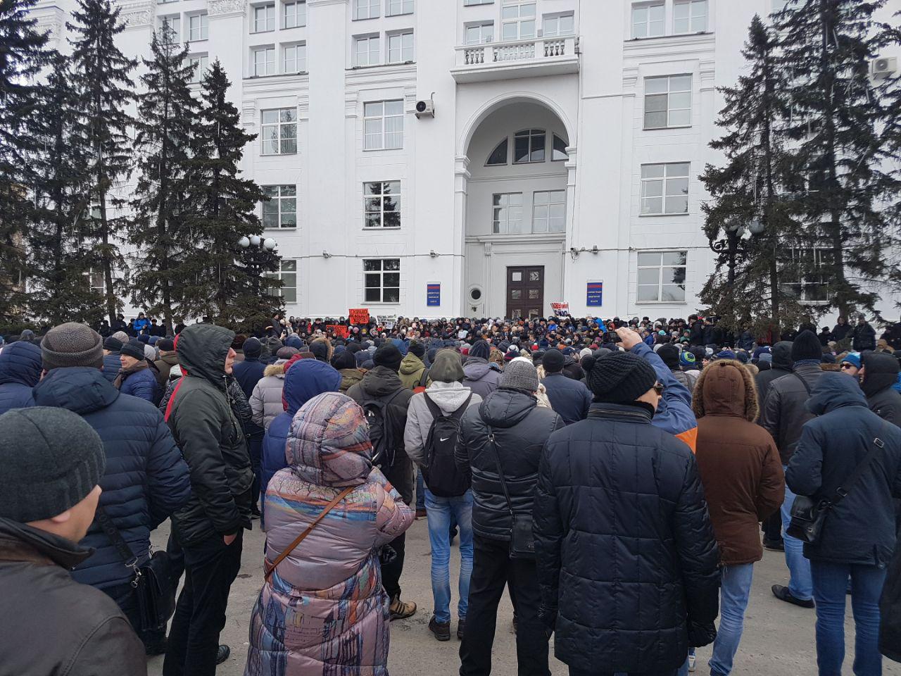 Митингующие требуют отставки всех региональных властей, включая губернатора области Амана Тулеева Фото: © Daily Storm/Алексей Голенищев