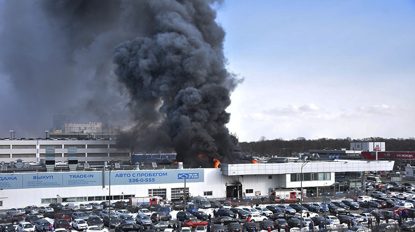 Dailystorm - В Санкт-Петербурге загорелось здание крупного автосалона