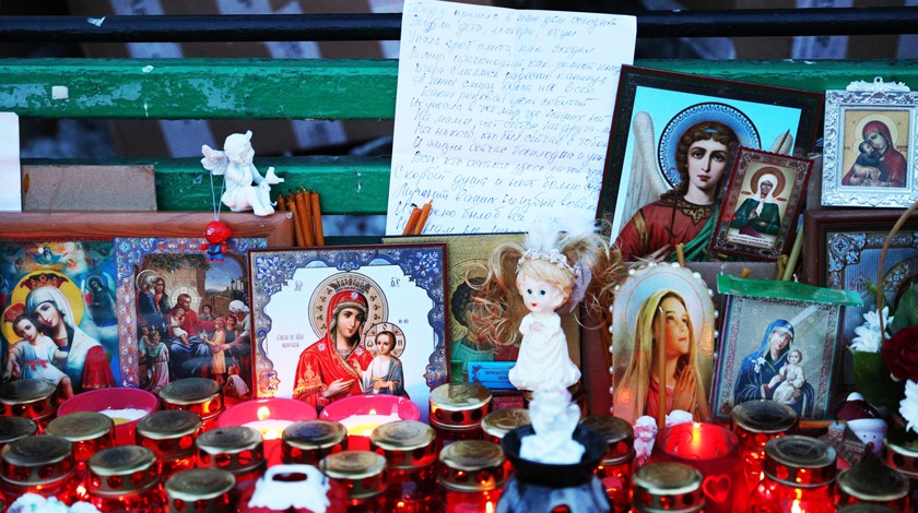 Dailystorm - Огромное сердце сложили из цветов в память о погибших в Кемерове