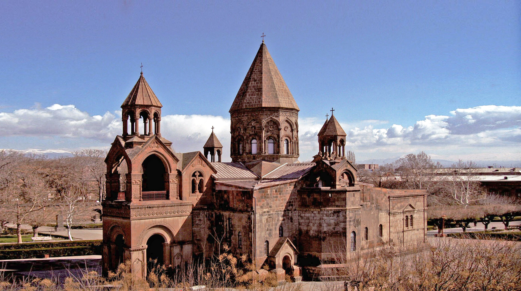 «Шторм» поговорил с Ваграмом Токмаджяном, с которым армянские духовники боятся вести публичные споры Эчмиадзин - центр Армянской церкви