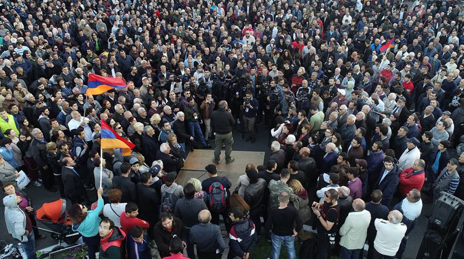 Улицы Еревана парализовало после прибытия оппозиционных активистов из Гюмри, выступающих против возвращения Саргсяна во власть undefined