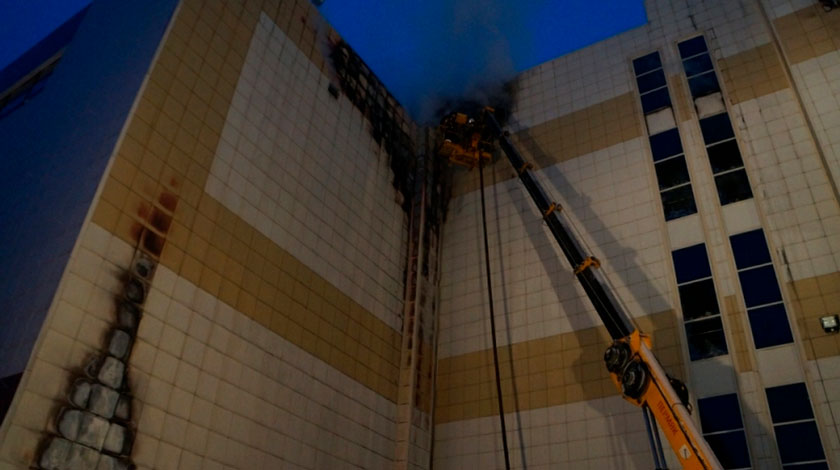 По одной из версий, к возгоранию привело замыкание, вызванное протечкой через крышу ТЦ Фото: © GLOBAL LOOK press/42.mchs. gov.ru