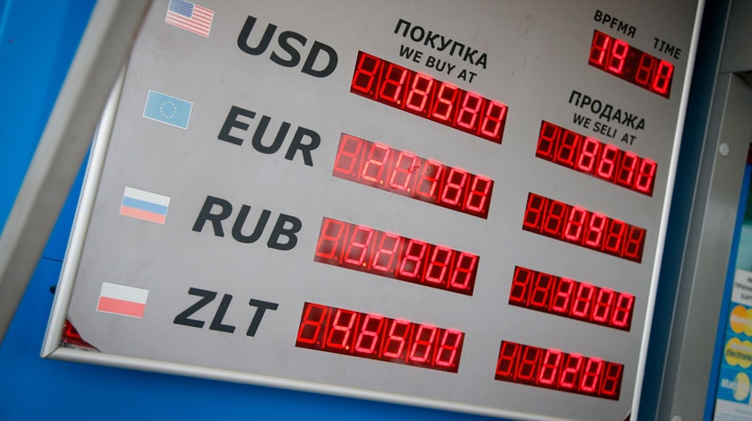 Ранее евро и доллар начали дорожать в связи с расширением антироссийских санкций Фото: © GLOBAL LOOK press/Jaap Arriens