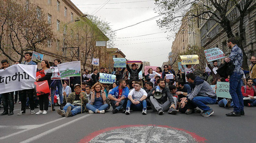 Участники акций оппозиции перекрывают перекрестки главных улиц столицы Армении Фото: © Daily Storm