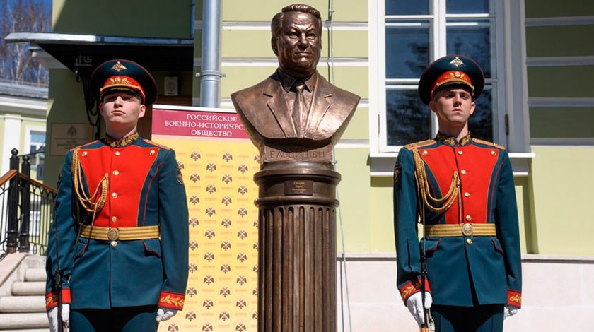 Dailystorm - Бюст Ельцина установили в Москве на «Аллее правителей»