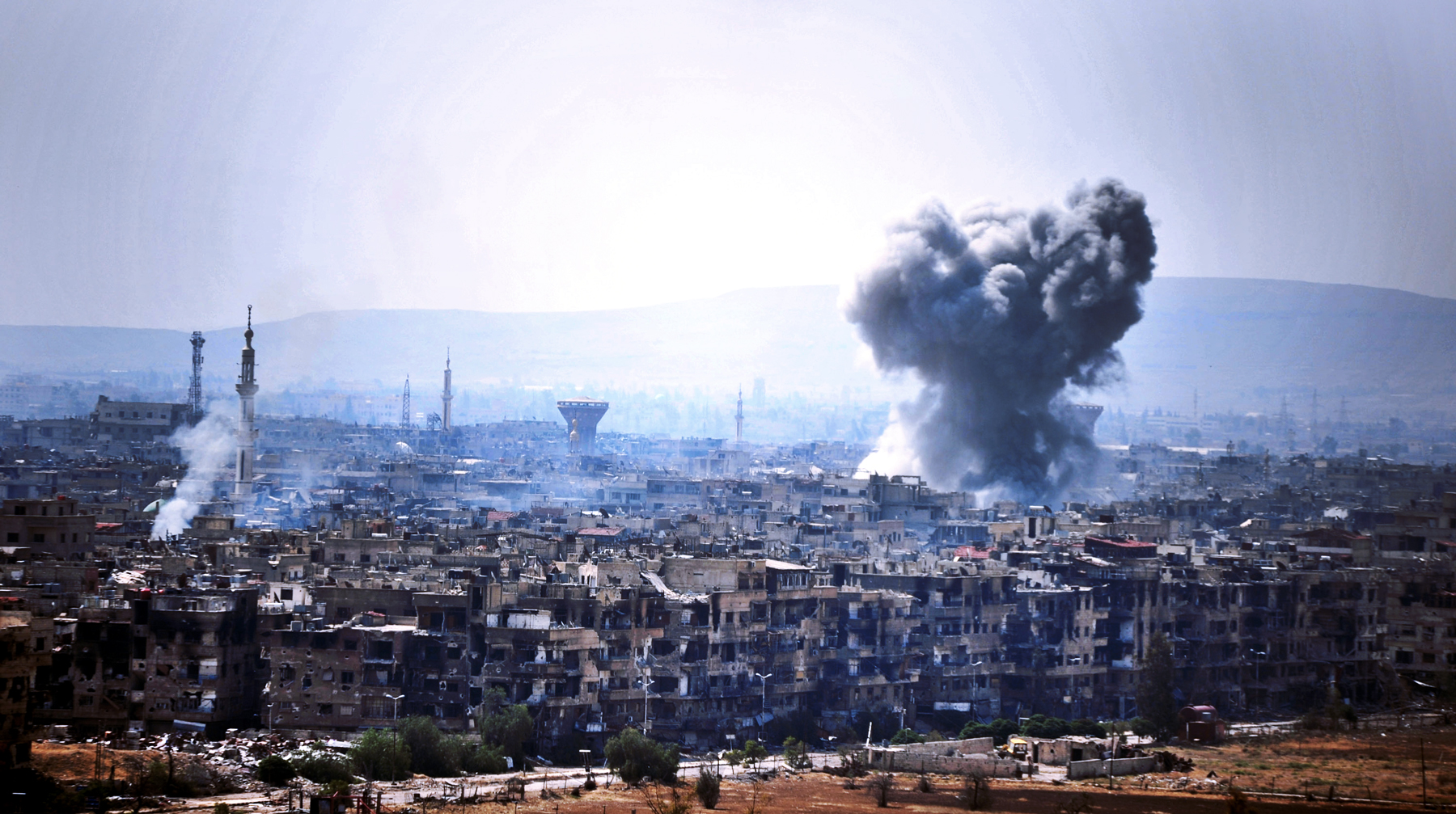 В ночь на понедельник по иранским военным на сирийских базах нанесли бомбовый удар, ставший причиной землетрясения Фото: © GLOBAL LOOK press/Ammar Safarjalani