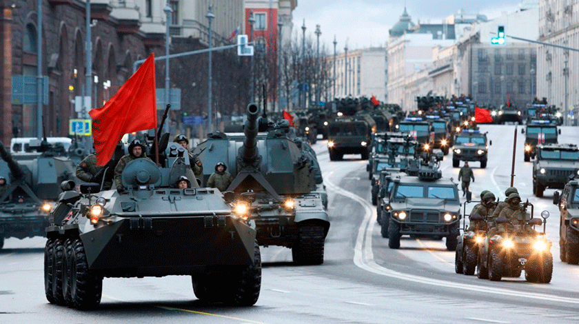 Колонна военной техники, следующая по ул. Тверская на репетицию Парада Победы на Красной площади