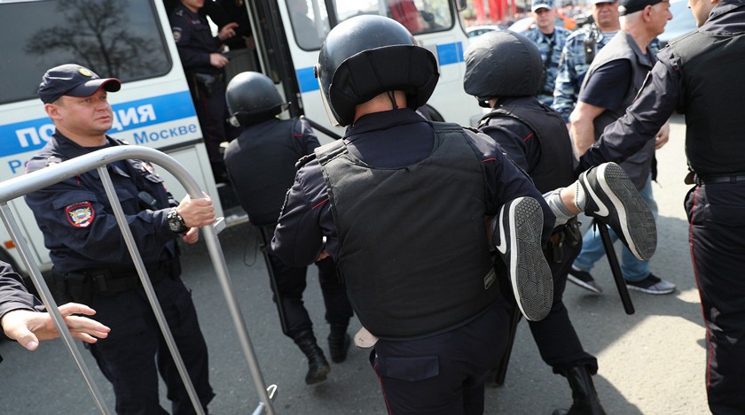 Dailystorm - Корреспондентов «Шторма» Илью Горшкова и Александру Антюфееву задержали полицейские