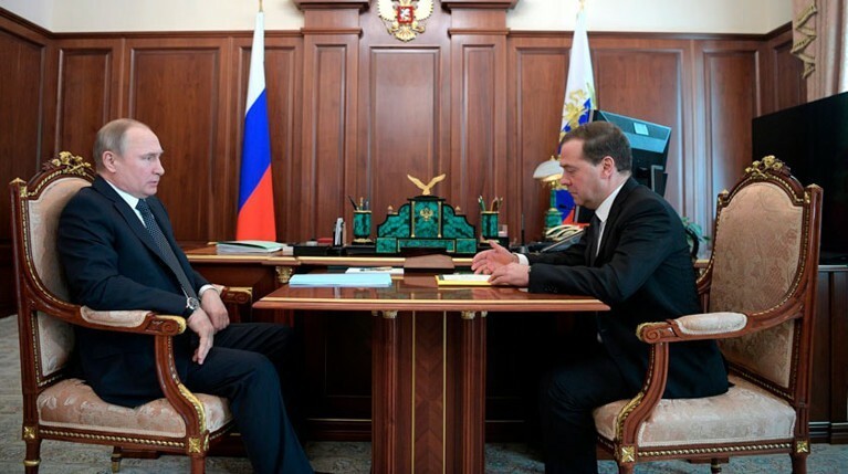 Путин поблагодарил правительство премьера Медведева за добросовестный труд — Daily Storm