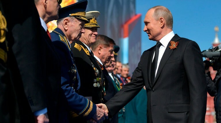 Путин пригласил в Александровский сад ветерана, которого отстранила охрана — Daily Storm