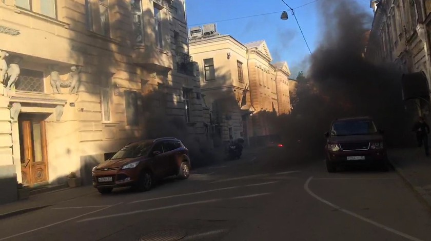 Dailystorm - Латвийское посольство в Москве атаковали активисты «Другой России»