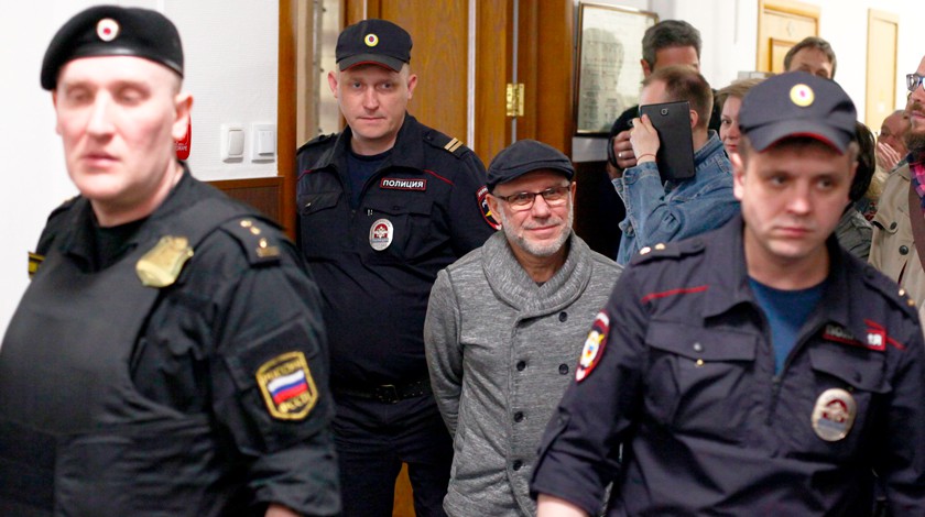 Рассмотрение в Басманном суде столицы вопроса о переводе из СИЗО под домашний арест экс-директора «Гоголь-центра» Алексея Малобродского.
