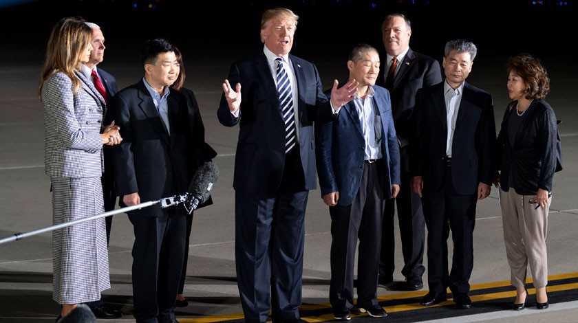 Dailystorm - Трамп встретил американцев, освобожденных Ким Чен Ыном