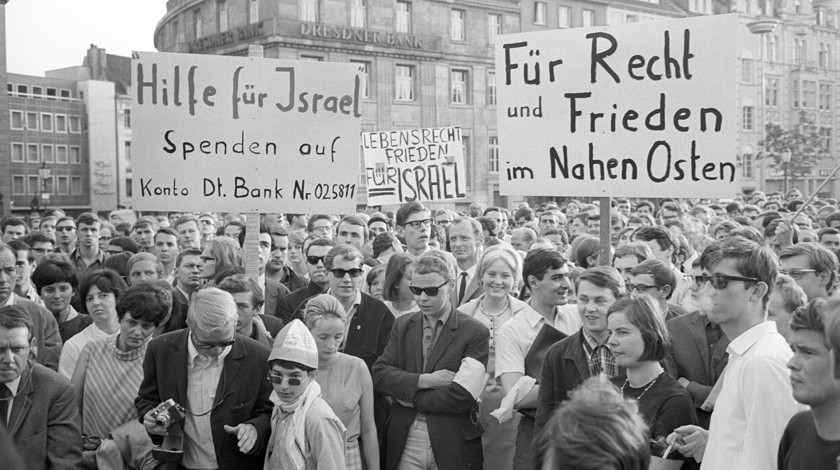 177/5000 12 июня 1968 года Комитет по студенческим делам АСТА в Бонне организует акцию протеста против Израиля. В них представлены знамена, в которых говорится: «За справедливость и мир на Ближнем Востоке».