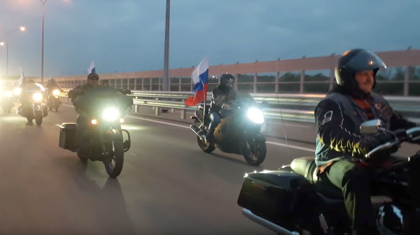 Dailystorm - Движение по Крымскому мосту открыли сотни автомобилистов и байкеров
