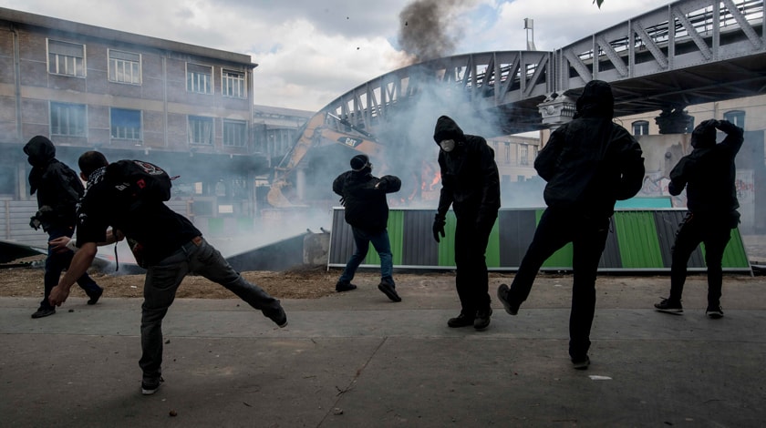 Правоохранители утверждают, что действия задержанных координировались запрещенным в РФ Меджлисом крымско-татарского народа Фото: © GLOBAL LOOK press/Guillaume Pinon
