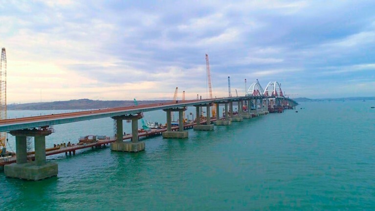 Украинского видеоблогера внесли в базу «Миротворец» за поездку по Крымскому мосту — Daily Storm