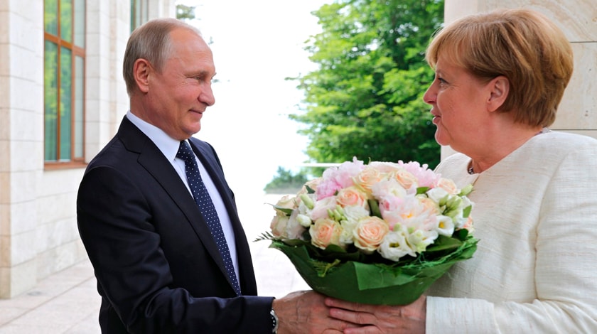 Врученный канцлеру букет вызвал скандал в немецкой прессе Фото: © GLOBAL LOOK press/Kremlin Pool